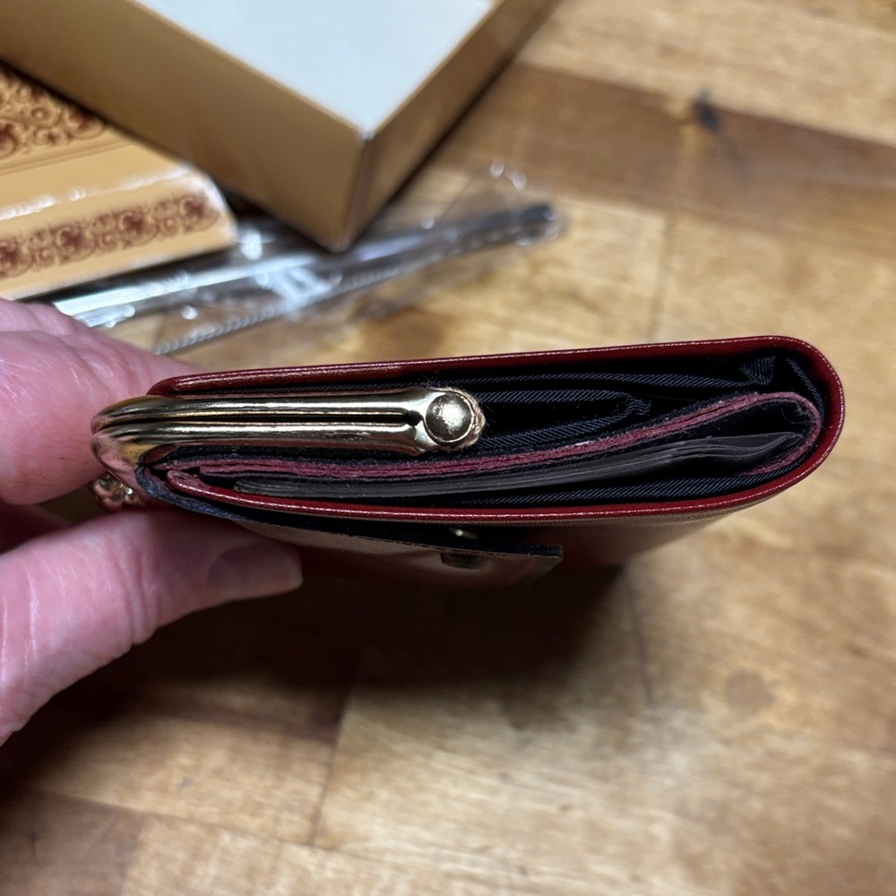 Buxton vintage rare Women's Red Leather Wallet NEW - Picture 10 of 13